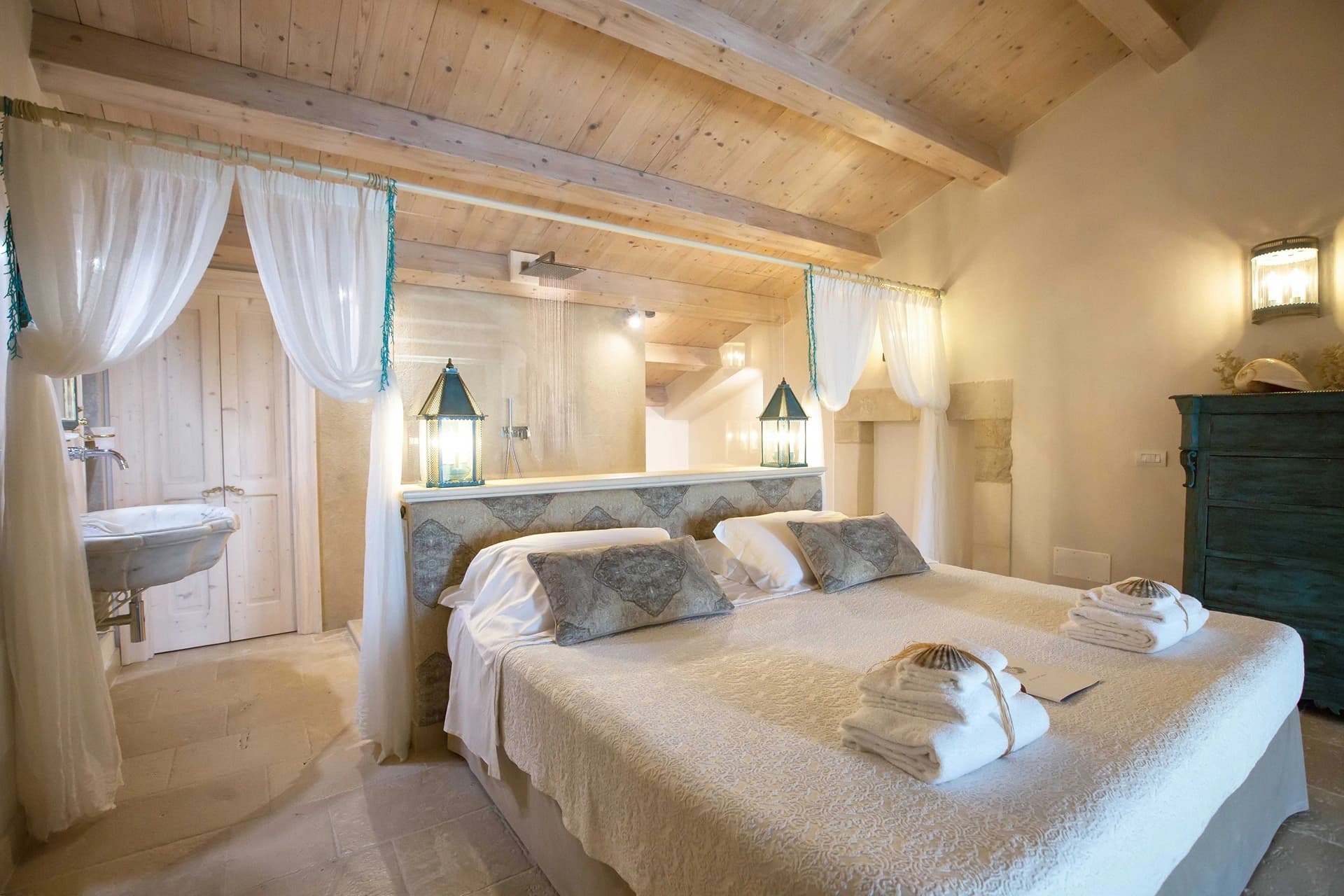 Suite Waves Room — 4