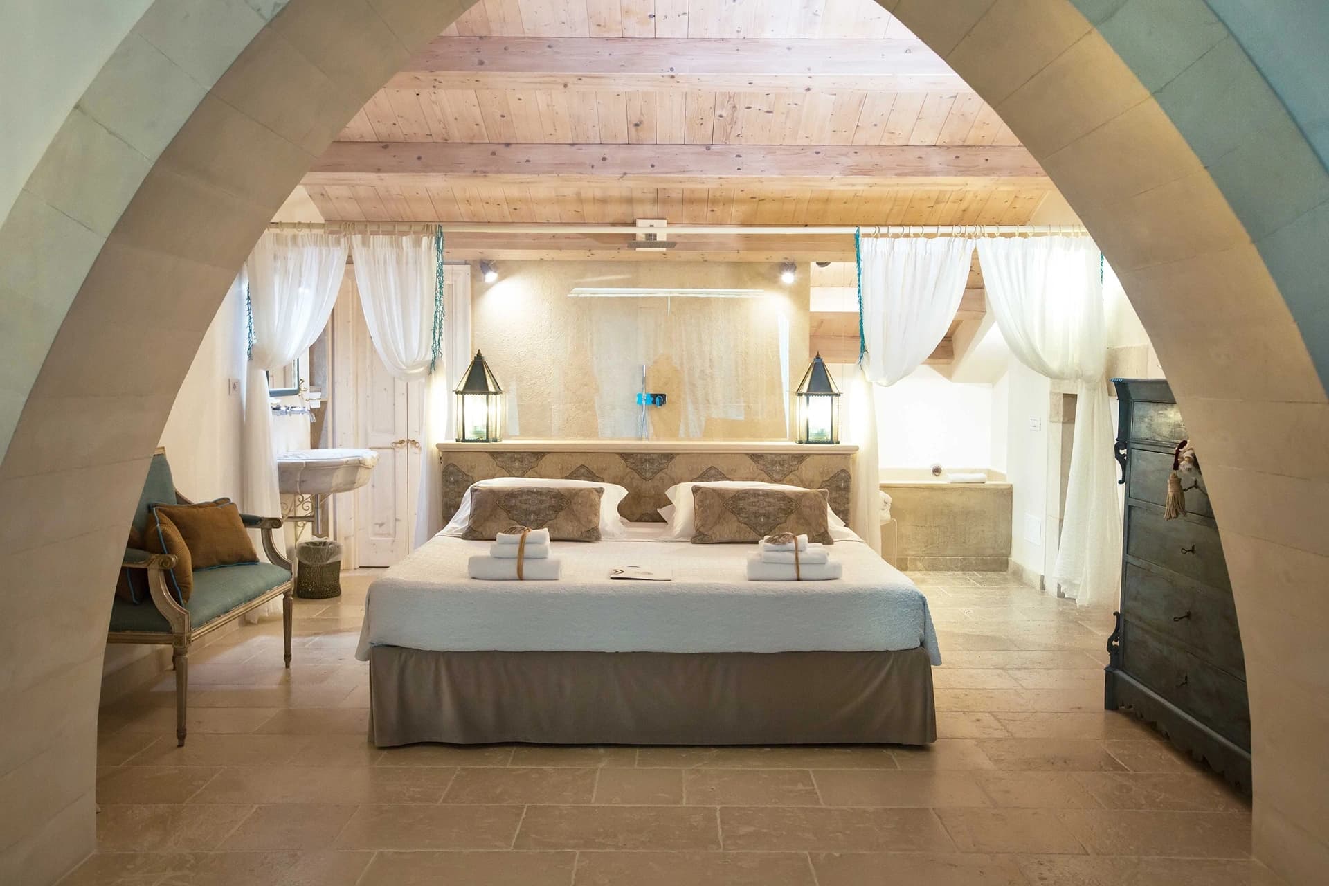 Suite Waves Room — 5